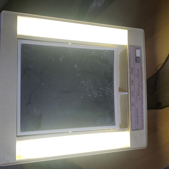 1960s-1970s General Electric Lighted Make-up Mirror - Picture 3 of 3
